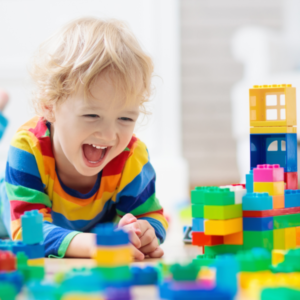 un enfant joue à un jeu de construction